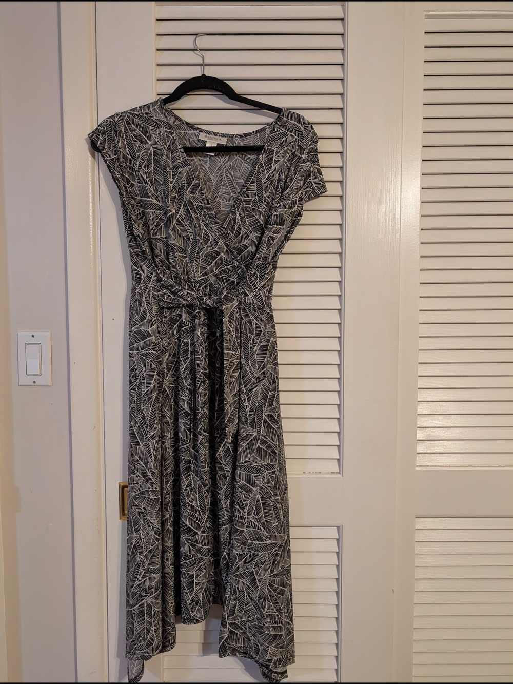 Women’s Black & White Leaf-Print Faux Wrap Dress